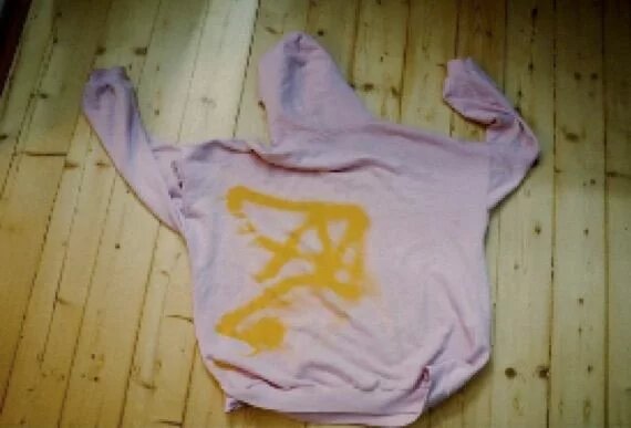 Markeirter Kapuzenpullover Kapuzenpullover mit gelber Markierung