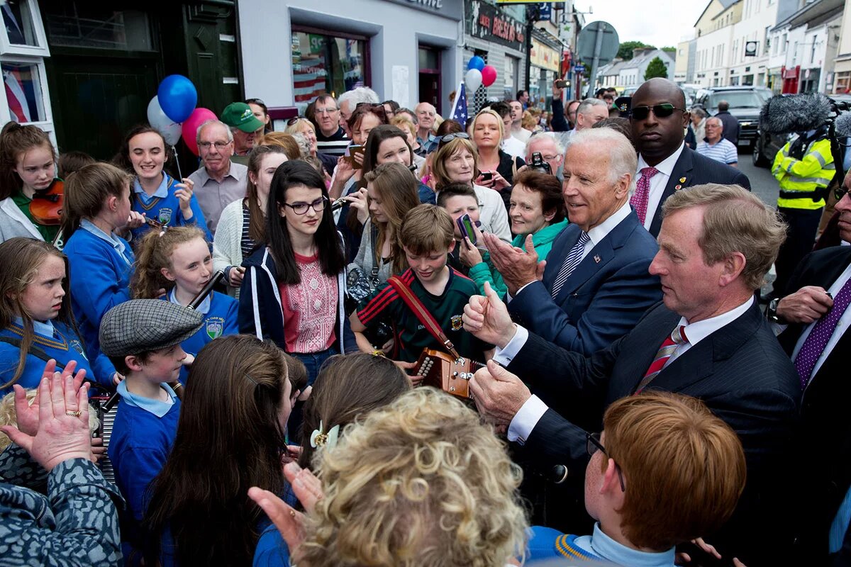 Biden besuchte die Republik Irland zuletzt 2016, damals noch als Vizepräsident Joe Biden und Taoiseach Enda Kenny in Ballina, Irland am 22. Juni 2016