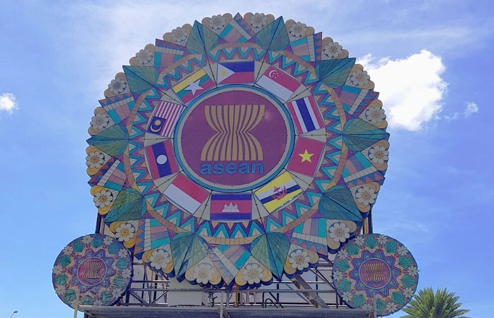 ASEAN Logo mit den Flaggen der Mitgliedsstaaten in Manila, Philippinen Logo des südostasischen Staatenbundes ASEAN mit den jeweiligen Flaggen der Mitgliedsländer, dahinter blauer Himmel
