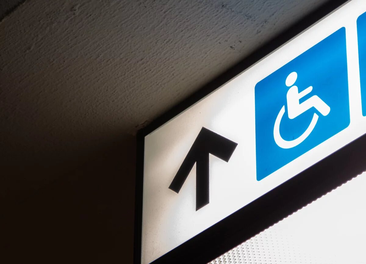 Leuchtendes Schild Rollstuhl
