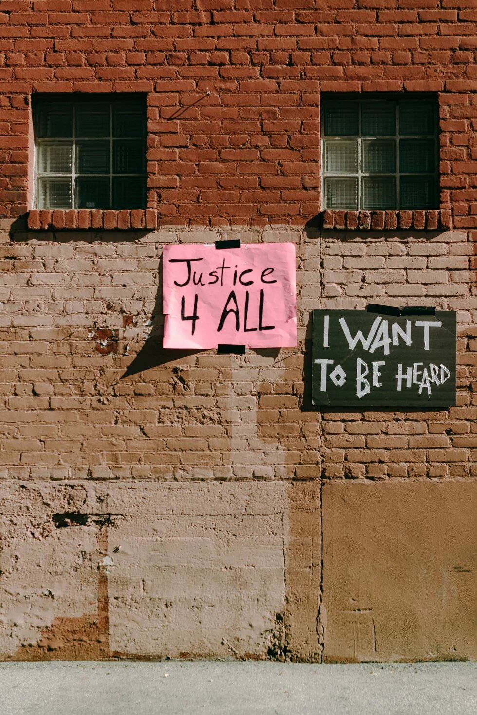 Plakate Justice 4 all. I want to be heard.