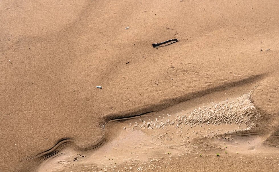 Ein ausgetrocknetes Flussbett in Nahaufnahme