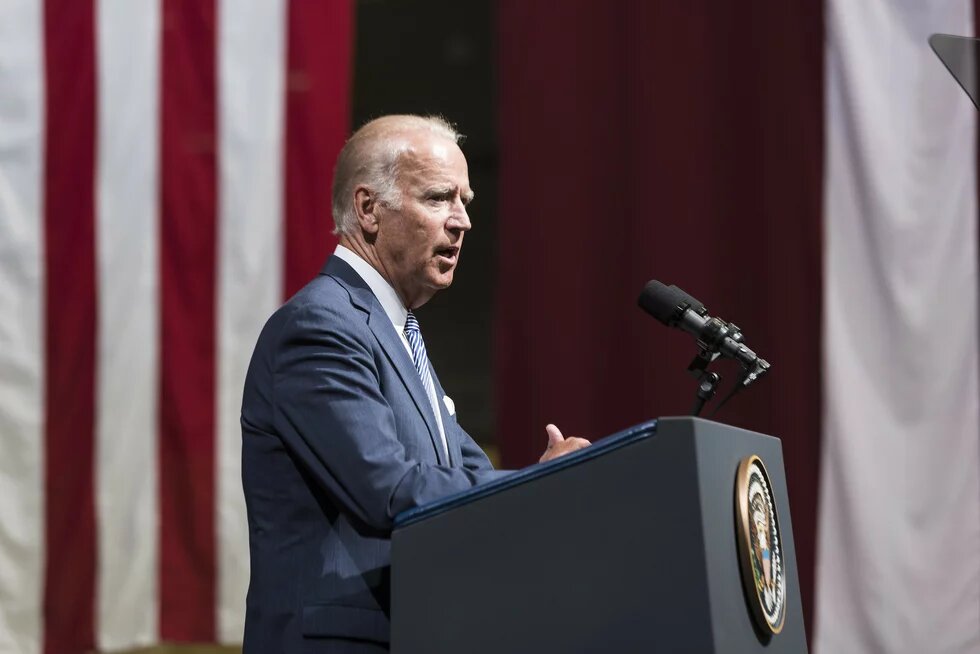 Biden redet am Pult