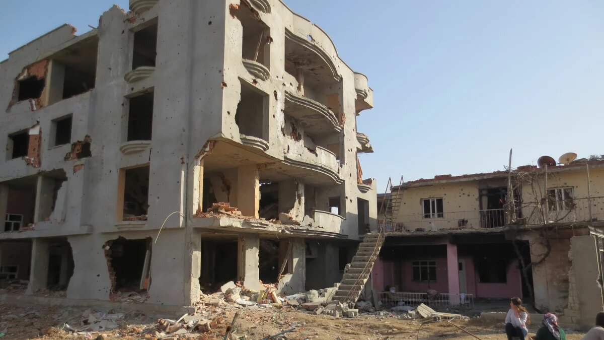 Zerstörtes Wohngebiet in der Stadt Cizre, März 2016. Zerstörtes Wohngebiet in der Stadt Cizre, März 2016.