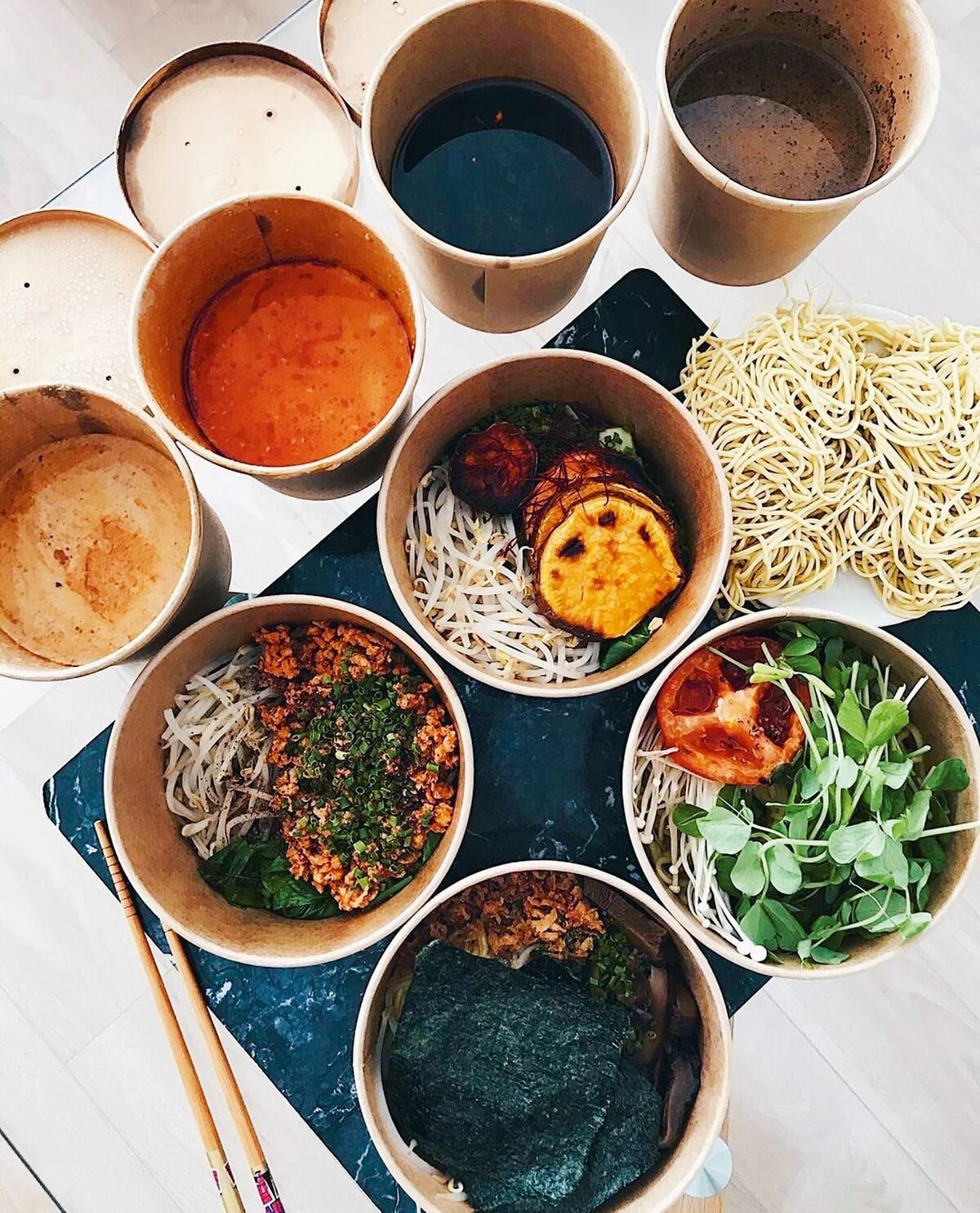 Schüsseln mt veganem Essen