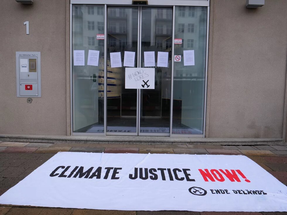 Ende Gelände Berlin visits BUND headquarters to remind people of the Paris Climate Agreement. The results of the coal commission are not compatible with the 1.5°C target.