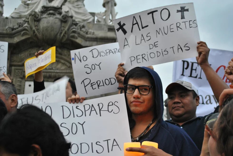 Teilnehmer einer Demonstration in Mexiko-Stadt halten Plakate