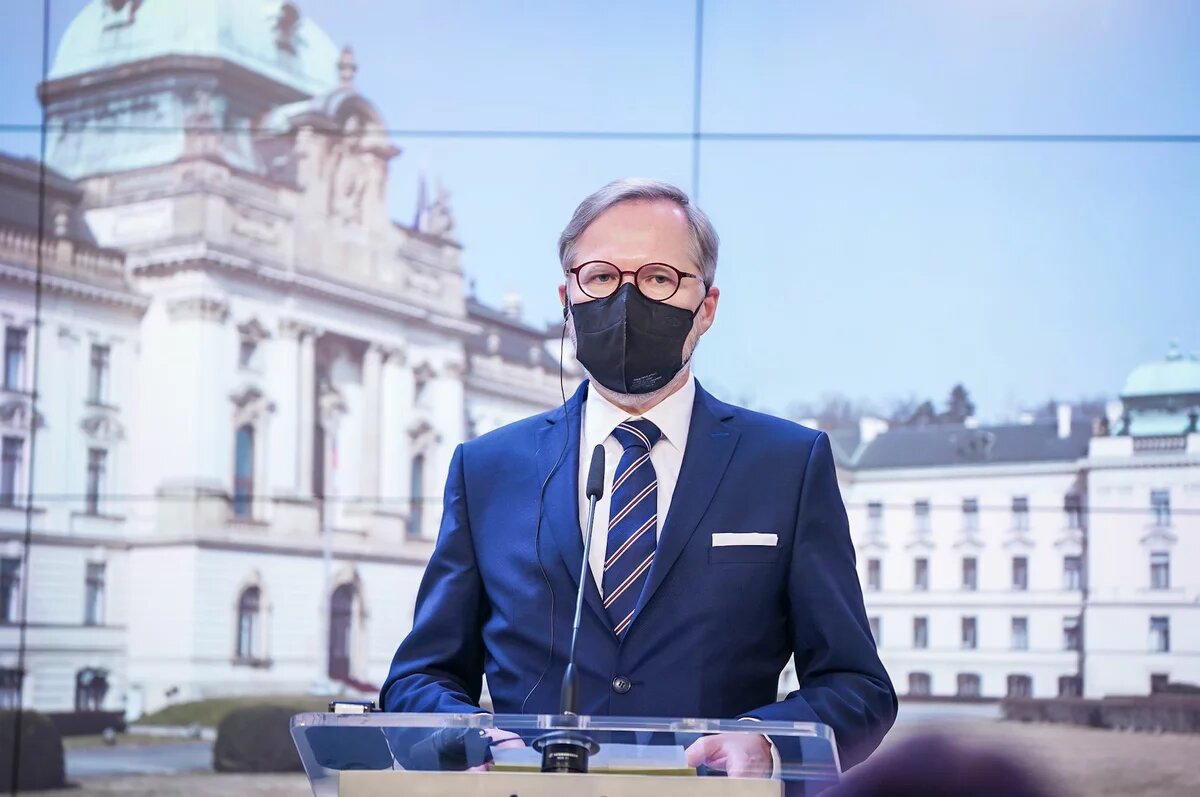Premierminister Petr Fiala während einer Pressekonferenz im Februar 2022 Premierminister Petr Fiala an einem Pult vor seinem Amtssitz