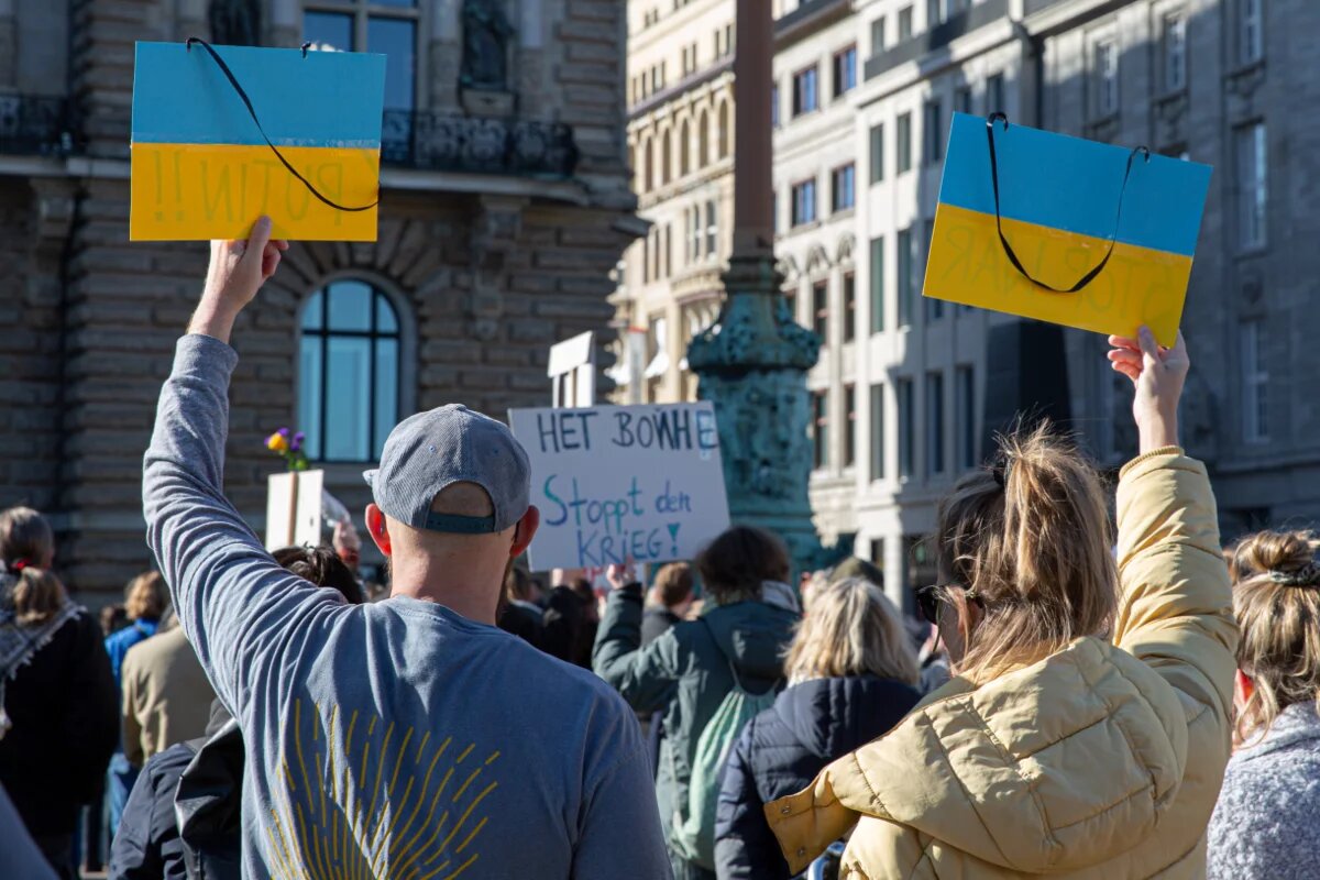 НЕТ ВОЙНЕ - Hamburg 27.02.2022 - Protest for Ukraine Hamburg 27.02.2022 / Menschen mit blau-gelben Schildern - Protest für die Ukraine«