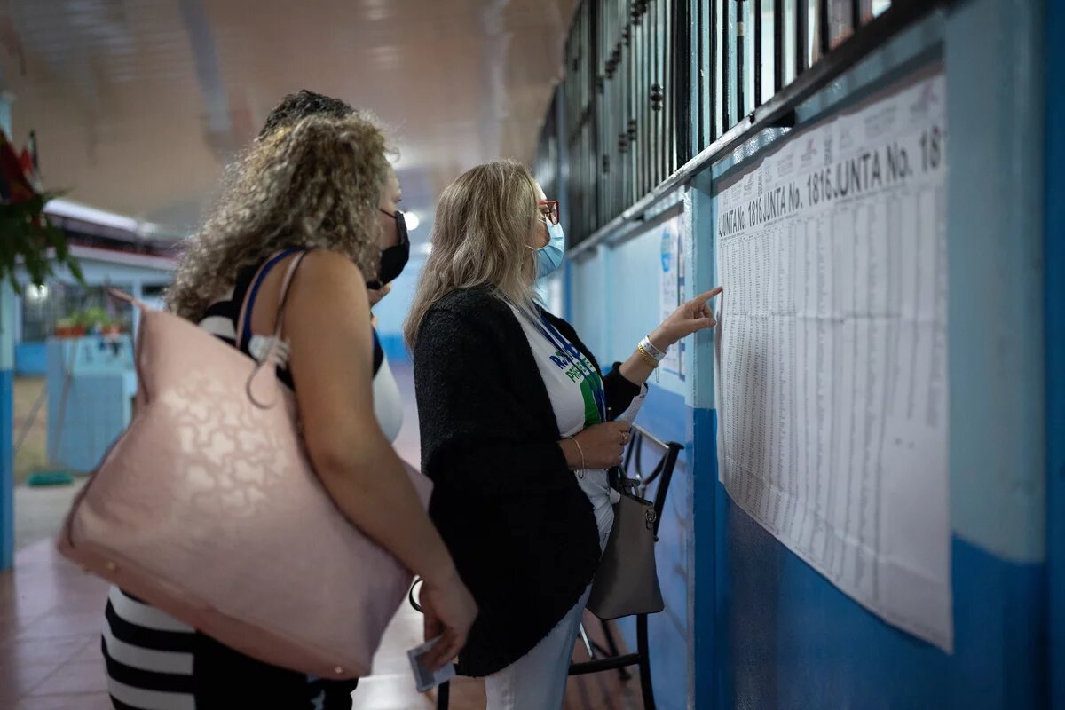 Drei Frauen suchen nach ihrer Registrierungsnummer bei den Wahlen in Costa Rica. Drei Frauen suchen nach ihrer Registrierungsnummer bei den Wahlen in Costa Rica.
