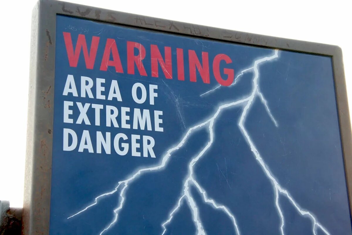 Warning Sign Sierra Mountains, California Warnschild Sierra Mountains, Kalifornien