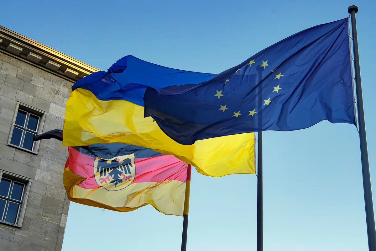 State flags of Ukraine and the Federal Republic of Germany and the flag of the European Union Staatsflaggen der Ukraine und der Bundesrepublik Deutschland sowie die Flagge der Europäischen Union
