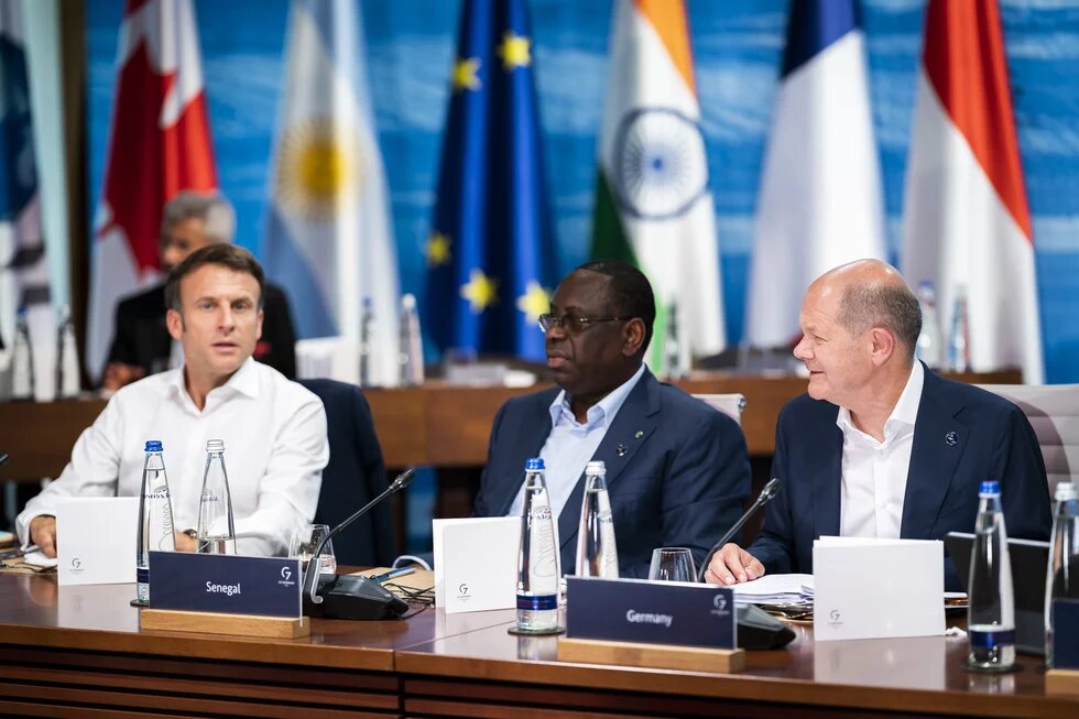 Emmanuel Macron (President of France), Macky Sall (President of Senegal and Chair of the African Union (AU) and German Chancellor Olaf Scholz, at the start of the fifth working session. Politicians Macron, Scholz and Sally at the G7 Summit in Germany