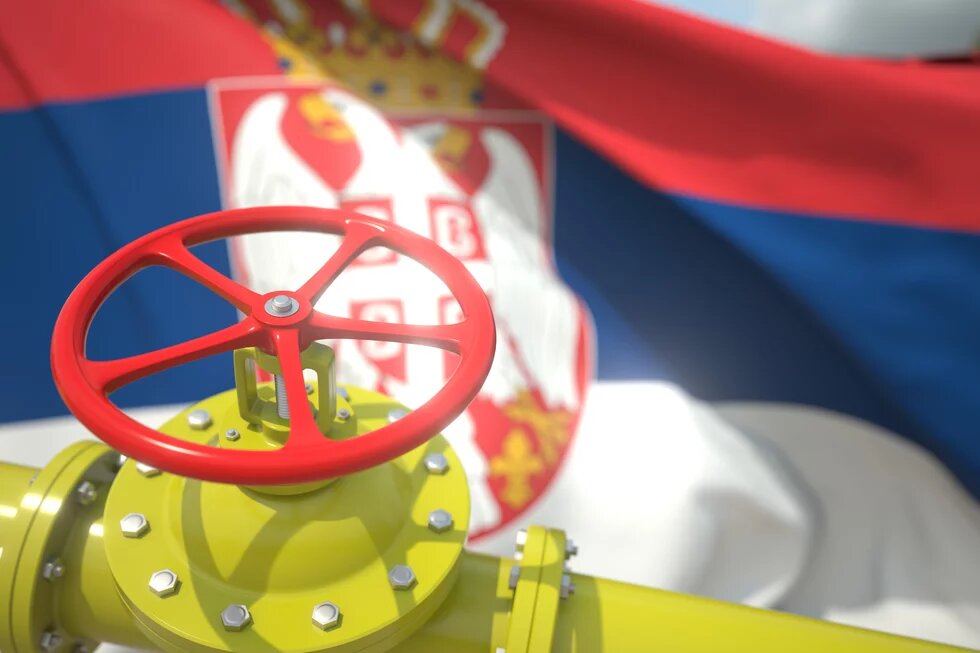 Pipelineventil vor der Flagge Serbiens Bildmontage: Flagge Serbiens, davor ein Gas- oder Ölpipelineventil