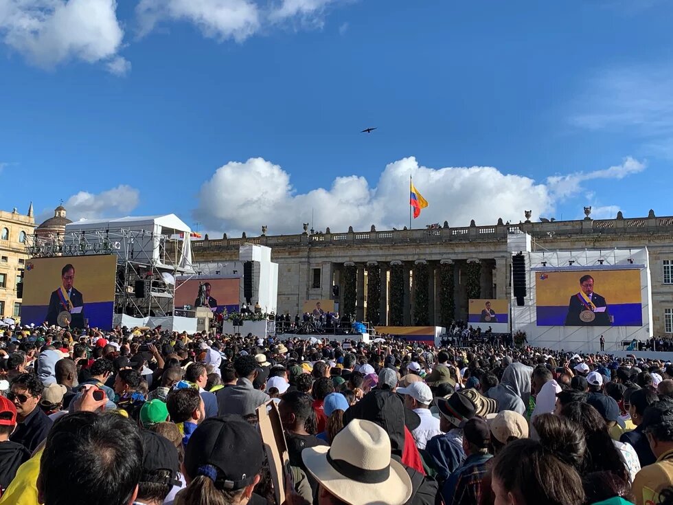 Bolívar Square Menschenansammlung zur Amtseinführung von Petro als Präsident Kolumbiens auf dem Bolívar Square