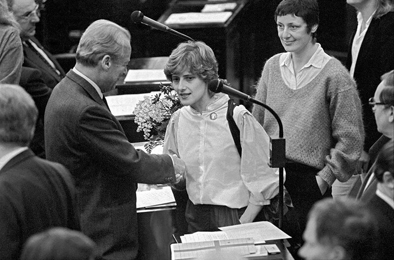 Petra Kelly gibt Willy Brandt im Bundestag in Bonn die Hand