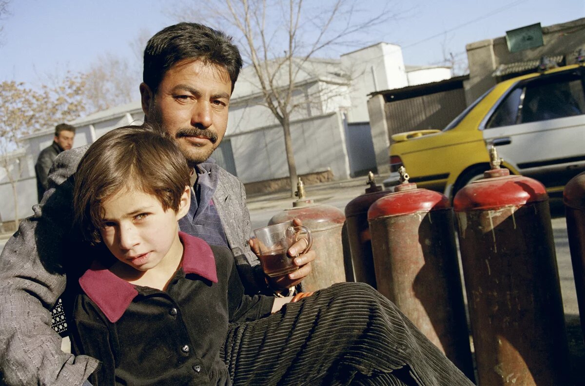 Ein Mann und sein Sohn blicken in die Kamera.