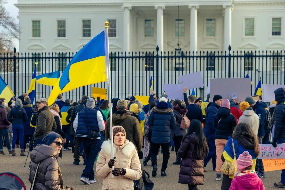Demosntranten stehen mit Ukraine-Flaggen vor dem Weißen Haus in Washington