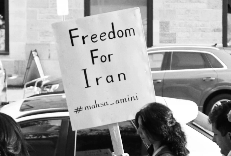 Iran Protests Frau mit Plakat "Freedom For Iran"