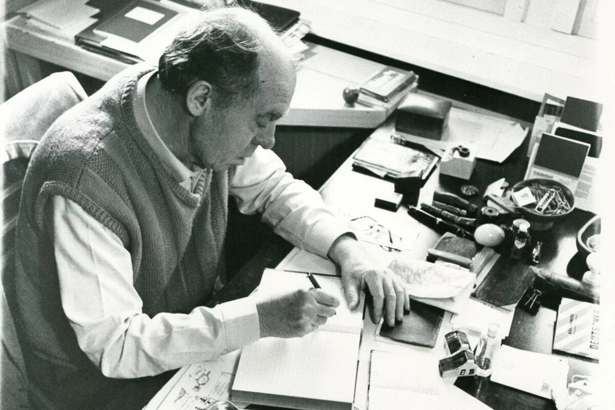 Heinrich Böll Foto von Heinrich Böll an seinem Schreibtisch