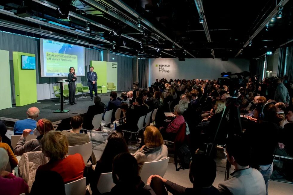 Bühne und Publikum im großen Saal der Heinrich-Böll-Stiftung