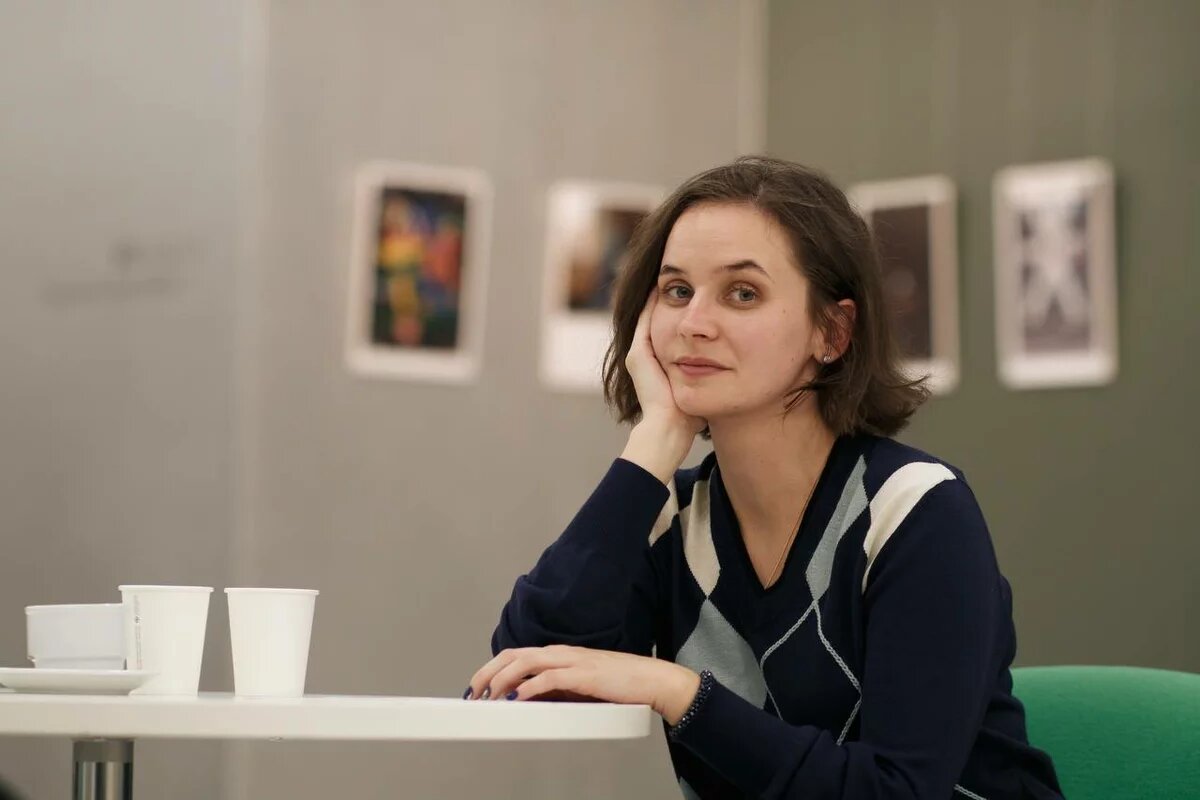 Galyna Kotliuk sitzt an einem Tisch und schaut in die Kamera.