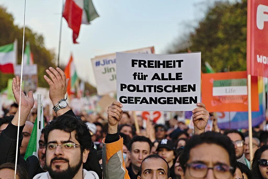 Demonstration in Solidarität mit den Protesten gegen die iranische Regierung im Tiergarten in Berlin. Demonstration in Solidarität mit den Protesten gegen die iranische Regierung im Tiergarten in Berlin.