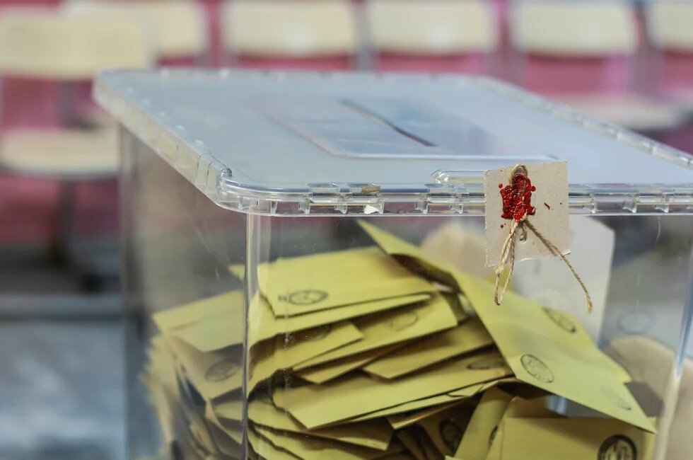 Istanbul, Türkei, 24. Juni 2018. Parlamentswahlen in der Türkei. Wahltag. Türkische Präsidentschaftswahlen 2018. Wahlurne verblombt und voller Wahlzettel