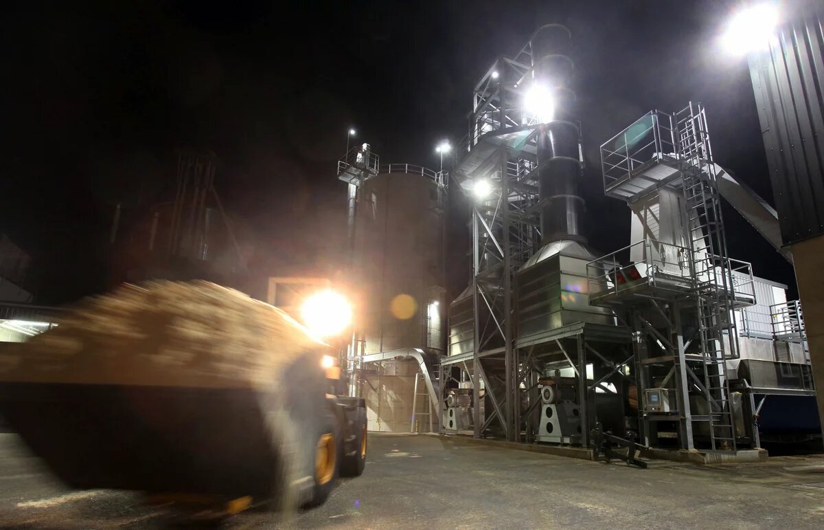 Pelletproduktion Pelletproduktion bei Nacht