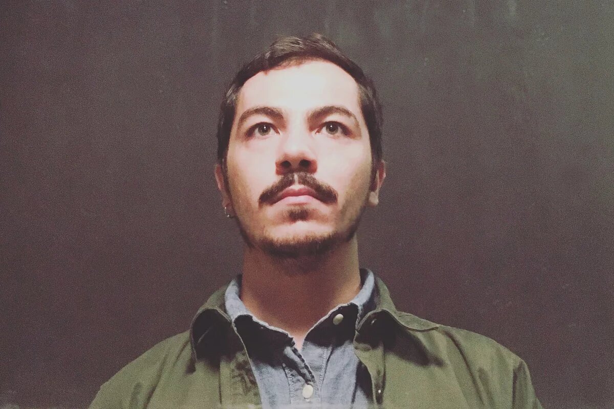 Abraham Zeitoun Abraham Zeitoun Porträt vor einem dunklen Hintergrund