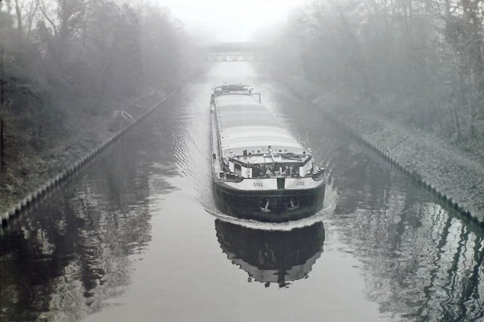 Transportschiff auf dem Kanal in grauem Nebel Transportschiff auf dem Kanal in grauem Nebel