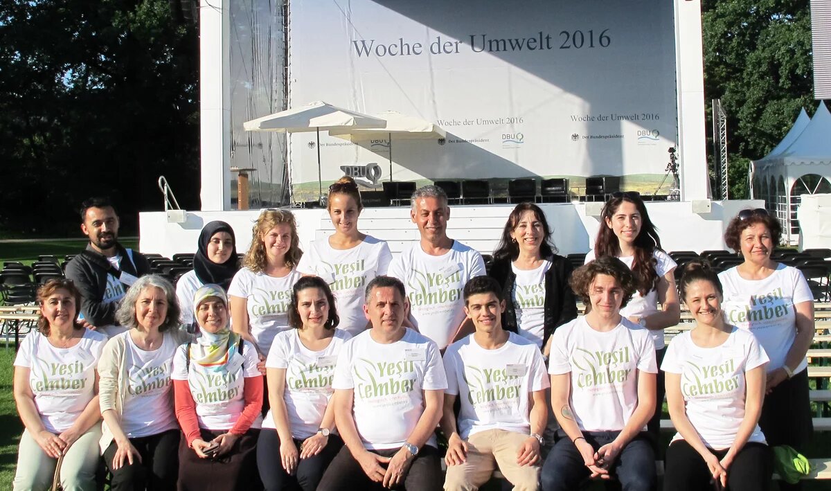 Yesil Cember: Woche der Umwelt im Schloß Bellevue Gruppenfoto von Teilnehmenden der Woche der Umwelt im Schloß Bellevue