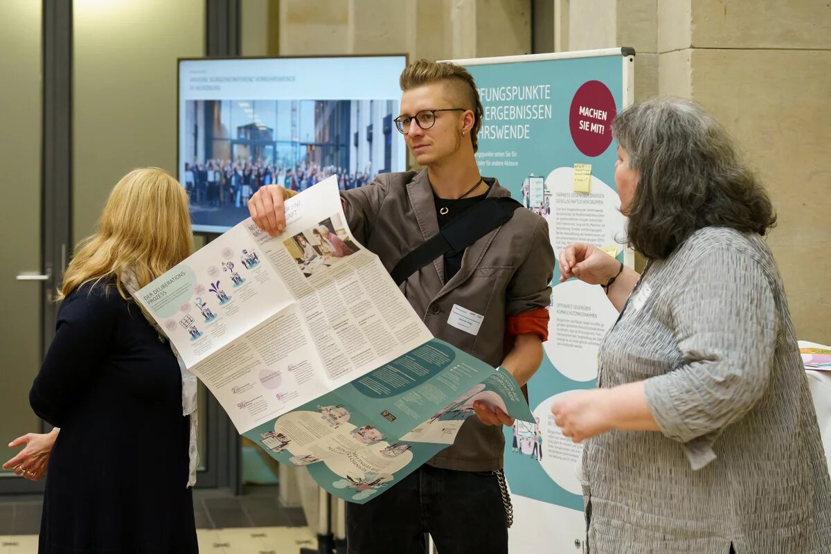 Besucherin und Besucher des Ariadne-Bürgergipfels in Berlin, März 2023