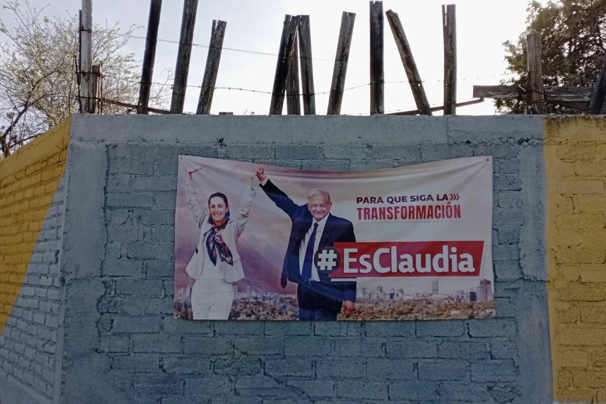 Wahlplakat der Regierungspartei MORENA Wahlplakat der Regierungspartei MORENA auf einer grau-gelben Wand