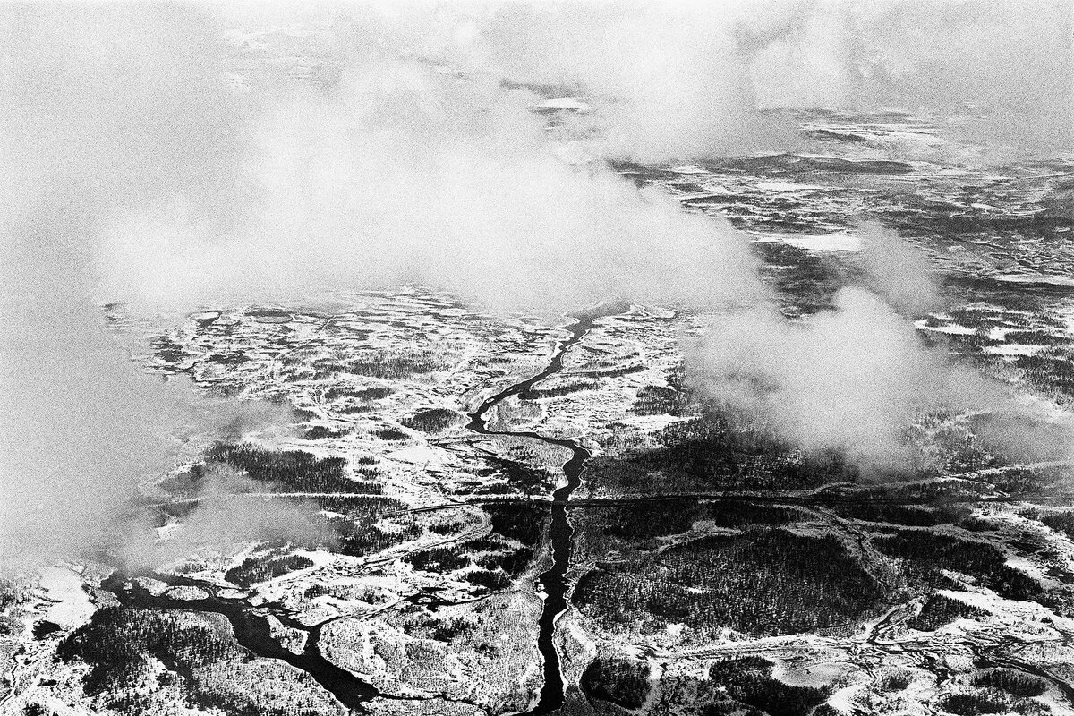 Schwarzweißfoto einer brennenden Landschaft