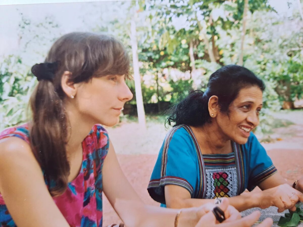 Heike Löschmann mit ihrer späteren Nachfolgerin, Dr. Hema Goonatilake in den 1990iger Jahren
