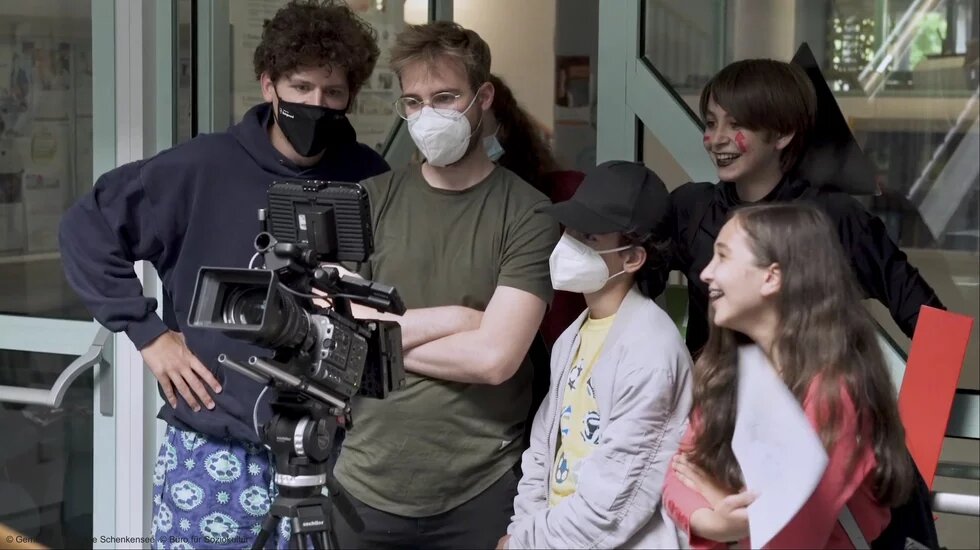 Kinder-Jugend-Filmwerkstatt, fünf Kinder hinter der Kamera