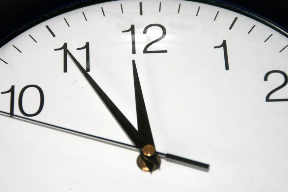5 vor 12 auf einer Uhr