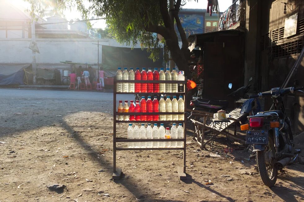 Gasoline in Plastikflaschen in der Sonne
