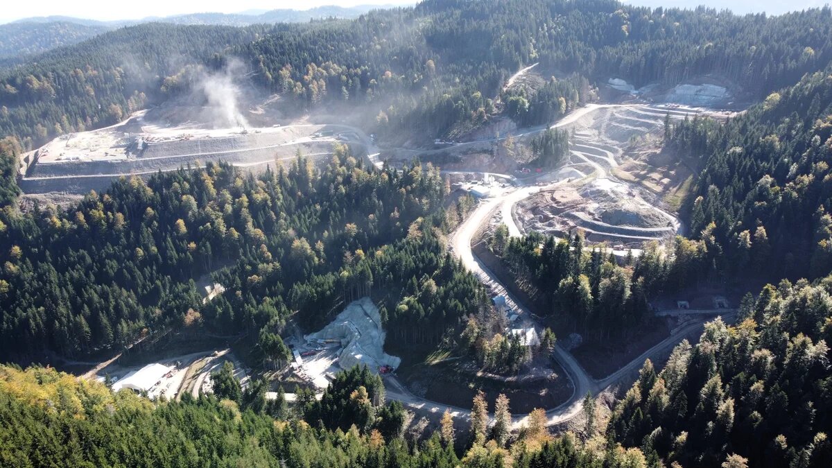 Rupice, Bergbau Lagerstätte in Vares-Kakanj, Bosnien und Herzegowina, 12.10.2023 Draufsicht von oben auf Rupice, eine Bergbau Lagerstätte in Vares-Kakanj, in Bosnien und Herzegowina