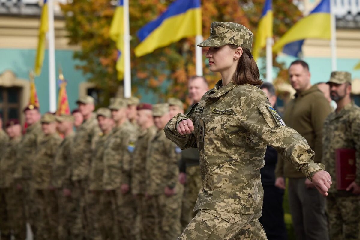 Zeremonie in Kyiv anlässlich des "Tages der Verteidiger der Ukraine" Ukrainische Soldatin in Uniform marschiert bei einer Zeremonie