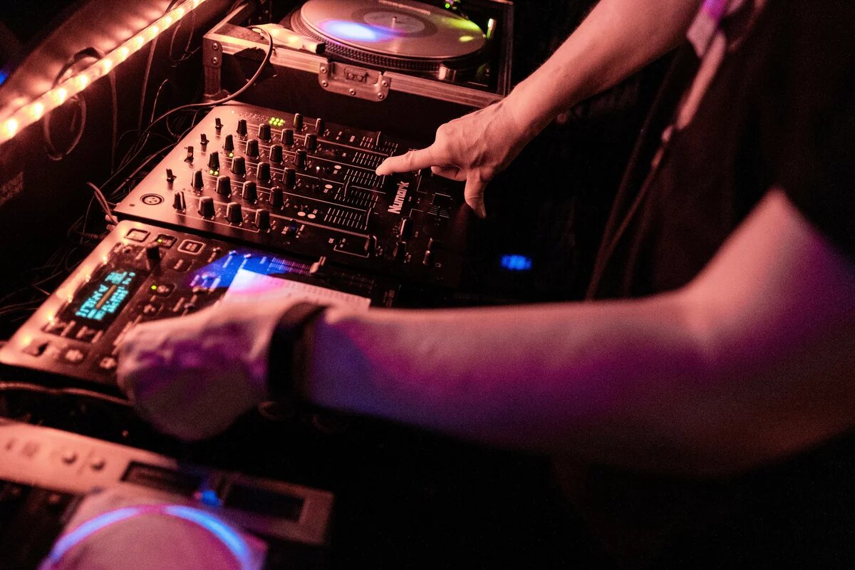DJ an einem Mischpult DJ an einem Mischpult