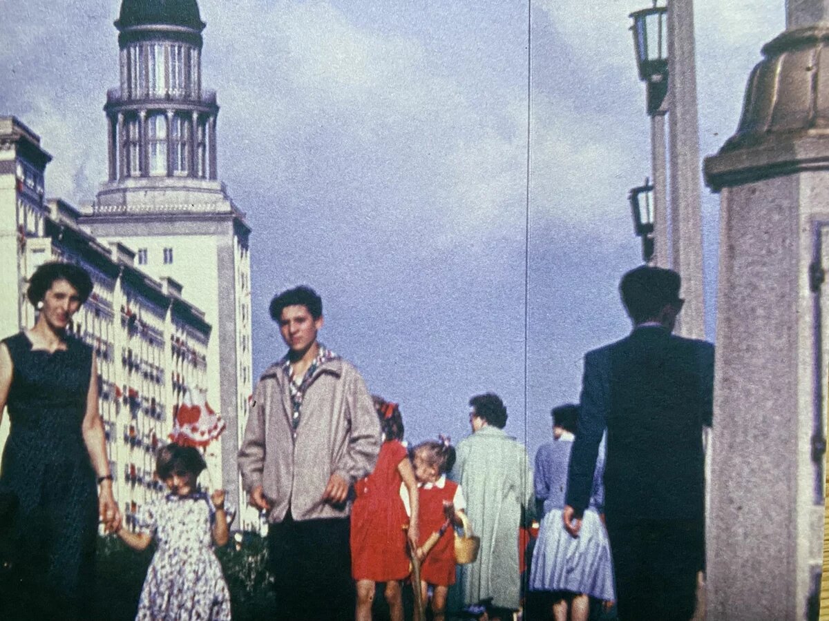 Eine Familie steht auf der Karl-Marx-Allee (damals Stalinallee) in Ostberlin, ca. 1956