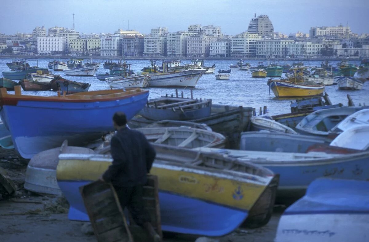 Küste von Alexandria, Ägypten Zahlreiche Boote an der Küste von Alexandria, Ägypten