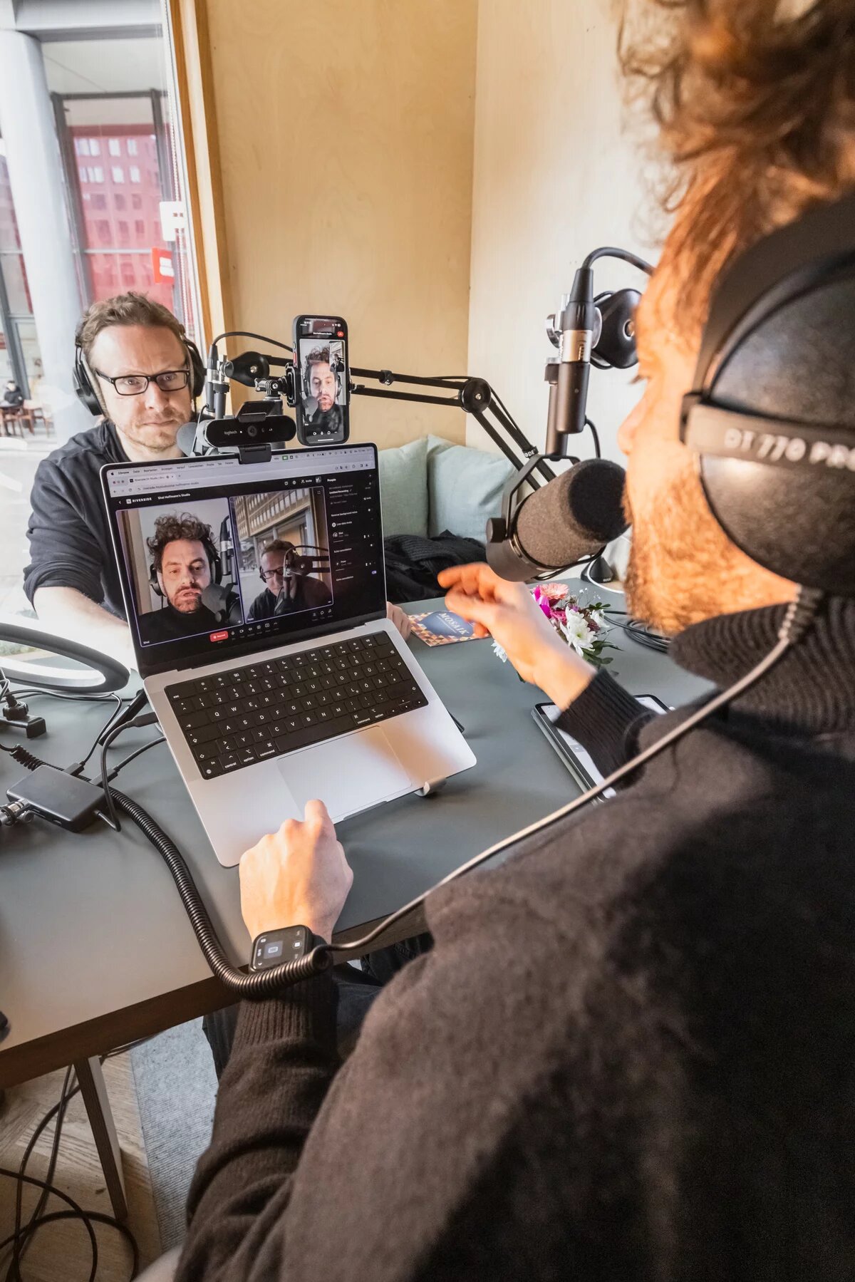Shai Hoffmann spricht in ein Mikrofon.