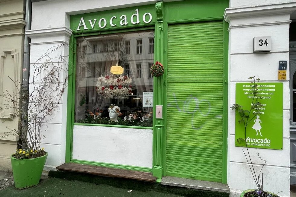 Avocado Kosmetiksalon Grüner Kosmetiksalon mit dem Namen "Avocado" in einem weißen Altbau.