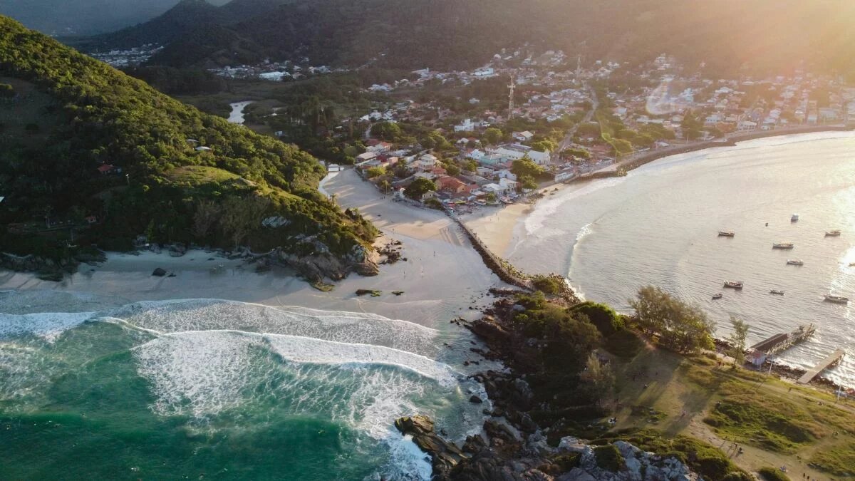 Armação, Florianópolis - SC, Brasil Drohnenaufnahme von der Küste