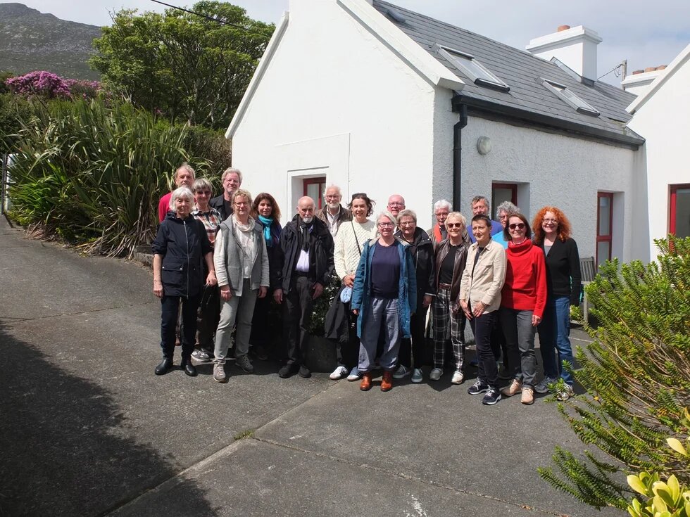 Vor dem Böll Cottage auf Achill-island Reisegruppe
