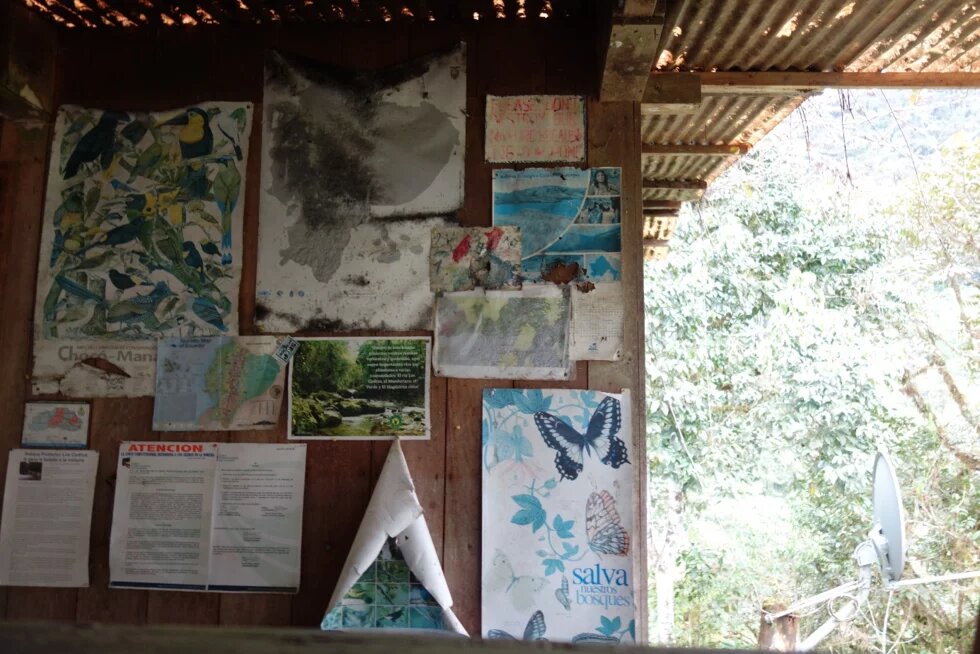 Das Urteil des Verfassungsgericht hängt an der Wand einer Forschungsstation in Los Cedros. 