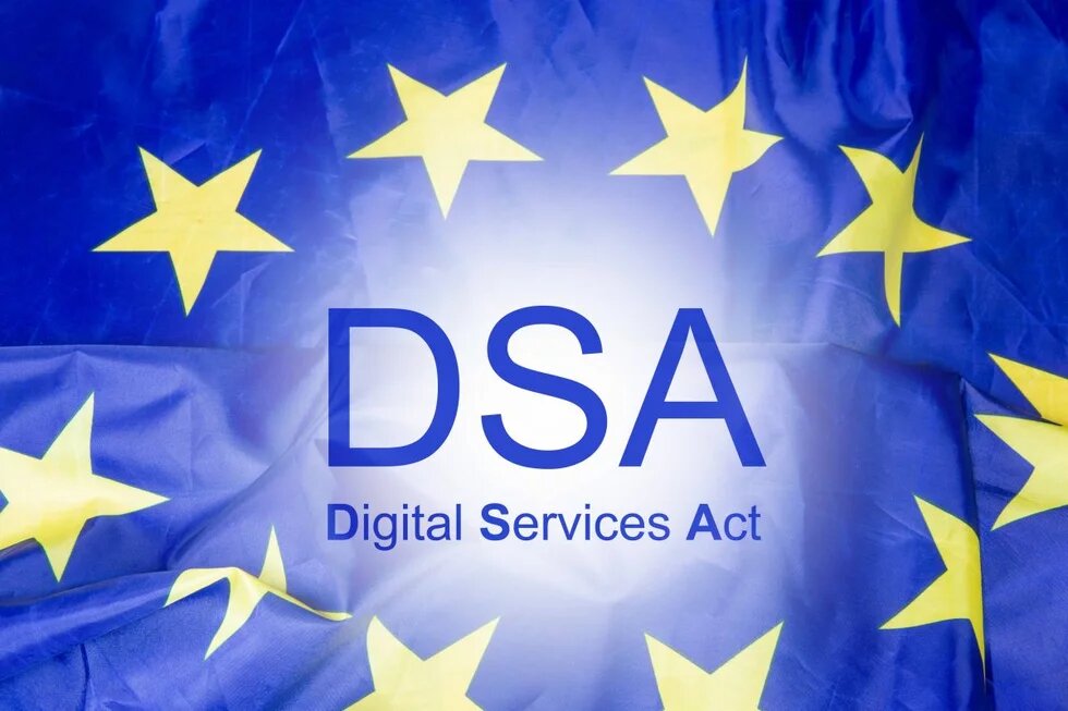 Digital Service Act Illustration: Die EU-Flagge mit dem Text „DSA Digital Services Act“ in blauer Schrift auf einem hellen Lichtschein.